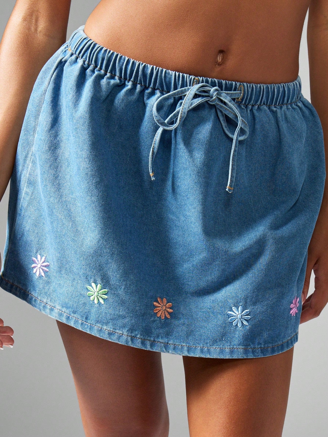 Minifalda Jean bordada con diseño floral